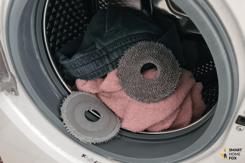 Der wiederverwertbaren Wischmopps des Roborock Q Revo werden mit der Schmutzwäsche in der Waschmaschine gereinigt.